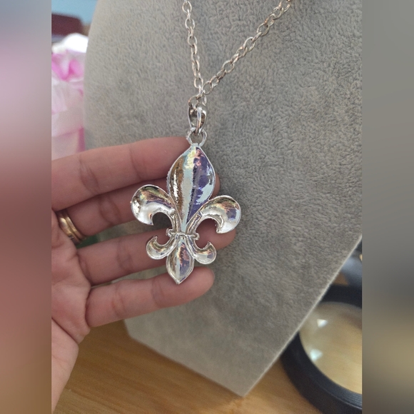 Silver Fleur-de-Lis Jewelry Set - Picture 4 of 9